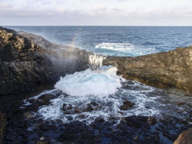 Lanzarote, İspanya: Charco de Palo bölgesindeki kayalık kıyı