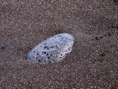 Lanzarote, İspanya: Volkanik kökenli tipik siyah kum plajı