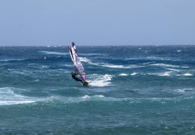 Lanzarote, İspanya - 6 Haziran 2017: Costa Teguise bölgesindeki adanın kıyılarında rüzgar sörfü