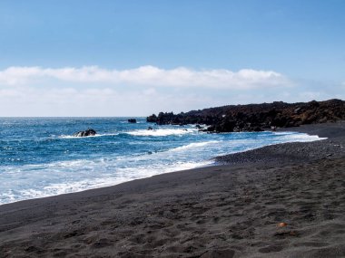 Lanzarote, İspanya: Volkanik kökenli tipik siyah kum plajı