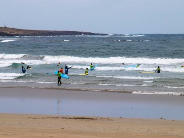 Lanzarote, İspanya - 13 Haziran 2017: Famara, sahilde sörf dersleri