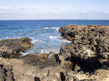 Lanzarote, İspanya: Lanzarote, İspanya - 2 Haziran 2018: Charco de Palo bölgesindeki kayalık kıyı