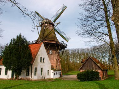 Emden, Almanya - 4 Nisan 2018: Şehrin tarihi ve sanatsal yapıları