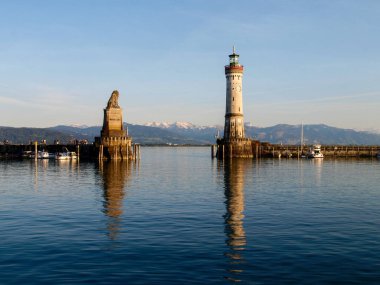 Lindau, Almanya: kasabanın panoraması ve ünlü liman