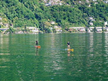 Brissago, İsviçre - 5 Mayıs 2018: Maggiore Gölü 'nde stand-up küreği