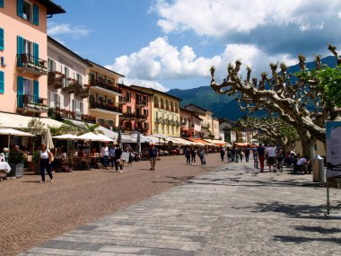 Ascona, İsviçre, göl kıyısındaki kasabanın teknesinden görüş.