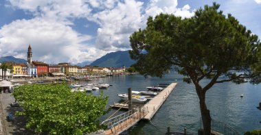 Ascona, İsviçre, göl kıyısındaki kasabanın teknesinden görüş.
