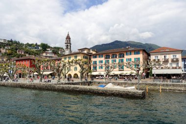Ascona, İsviçre, göl kıyısındaki kasabanın teknesinden görüş.