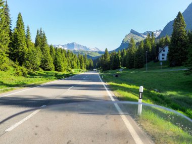 San Bernardino geçidi, İsviçre: Ünlü Grisonlar geçidi Alp manzarası.