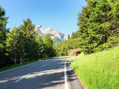 San Bernardino geçidi, İsviçre: Ünlü Grisonlar geçidi Alp manzarası.