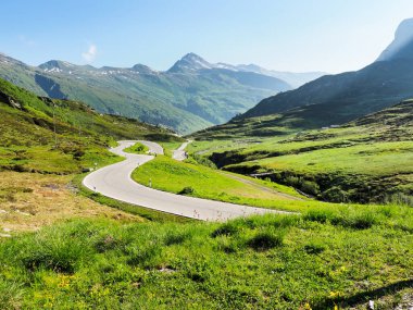 San Bernardino Geçidi, İsviçre - 16 Haziran 2018 Ünlü Grisonlar Geçidi 'nin Alp manzarası.
