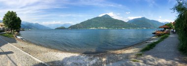 Pianello del Lario, İtalya: Restoran terası olan plaj