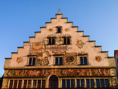 Lindau, Almanya: Sabah ışığında küçük bir kasabanın panoraması