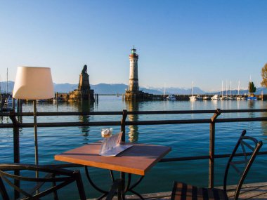 Lindau, Almanya: Sabah ışığında küçük bir kasabanın panoraması
