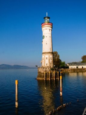 Lindau, Almanya: Sabah ışığında küçük bir kasabanın panoraması