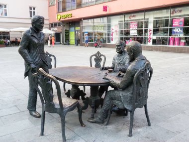 Lodz, Polonya - 5 Ağustos 2018: Eski kasabada bronz heykeller