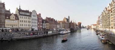 Gdansk, Polonya - 9 Ağustos 2018: Tipik eski evleri olan şehir merkezi