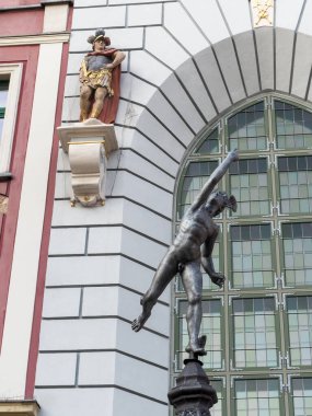 Gdansk, Polonya - 9 Ağustos 2018: Tipik eski evleri olan şehir merkezi