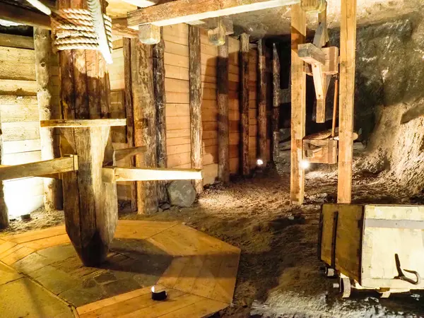 Wieliczka, Polonya - Ağustos 2018: Tuz madenlerinden çeşitli resimler
