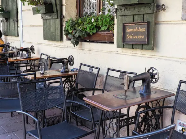 Krakow, Polonya - 4 Ağustos 2018: Kahve sehpası olarak dikiş makineleri olan şarkıcı klub cafe