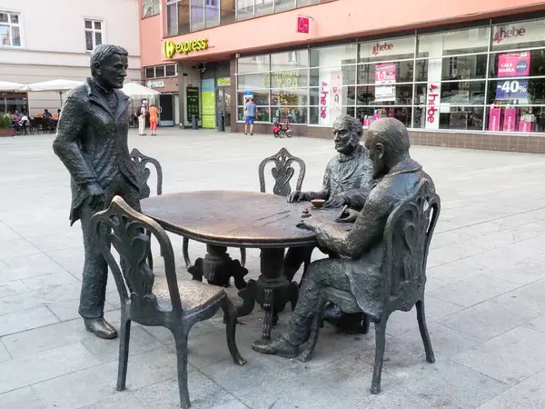 Lodz, Polonya - 5 Ağustos 2018: Eski kasabada bronz heykeller