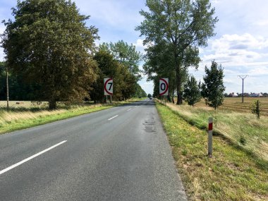 POLAND - 12 AĞUSTOS 2018: Garip hız göstergesi olan kırsal kayma yolu