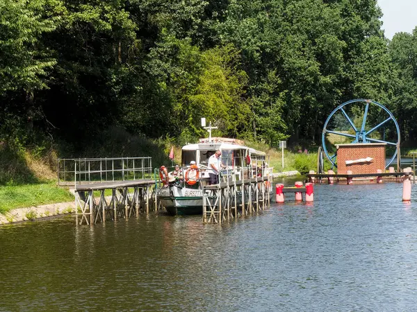 Elblag, Polonya - 9 Ağustos 2018: Kanallar arasında ünlü demiryolu taşımacılığı
