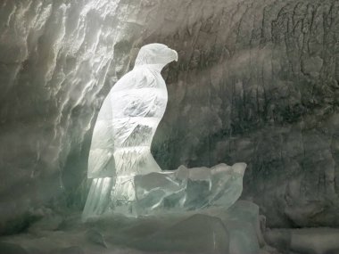 Zermatt, İsviçre - 16 Eylül 2018: Matterhorn Buzul Cenneti, buzulun içindeki serginin ziyareti.