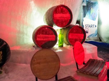 Zermatt, İsviçre - 16 Eylül 2018: Matterhorn Buzul Cenneti, buzulun içindeki serginin ziyareti.