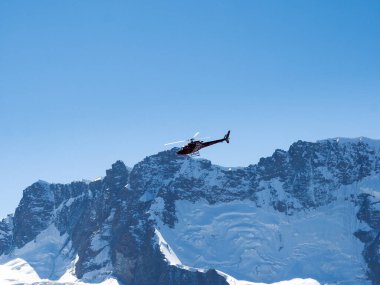Zermatt, İsviçre - 15 Eylül 2018: AirZermatt kurtarma helikopteri