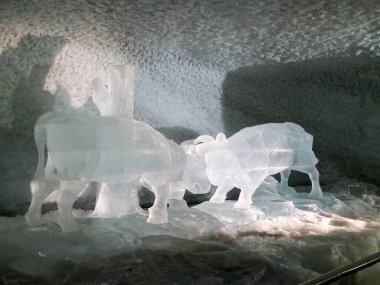 Zermatt, İsviçre - 16 Eylül 2018: Matterhorn Buzul Cenneti, buzulun içindeki serginin ziyareti.