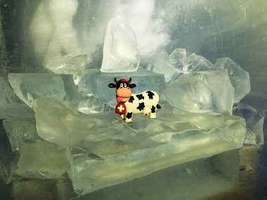 Zermatt, İsviçre - 16 Eylül 2018: Matterhorn Buzul Cenneti, buzulun içindeki serginin ziyareti.