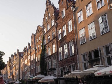 Gdansk, Polonya - 9 Ağustos 2018: Tipik eski evleri olan şehir merkezi