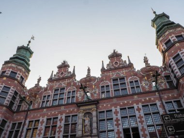 Gdansk, Polonya - 9 Ağustos 2018: Tipik eski evleri olan şehir merkezi