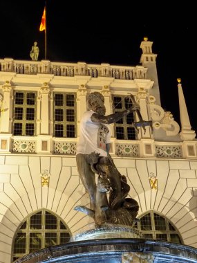 Gdansk, Polonya - 9 Ağustos 2018: Tipik eski evleri olan şehir merkezi