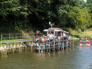 Elblag, Polonya - 9 Ağustos 2018: Kanallar arasında ünlü demiryolu taşımacılığı