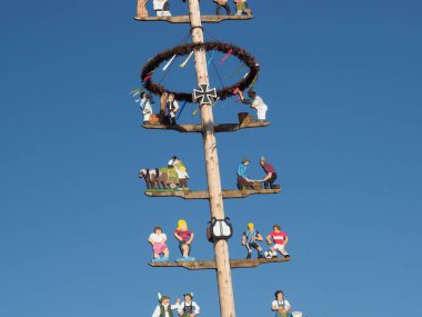 Allgau, Almanya - 16 Ağustos 2018: Tipik dekore edilmiş Maypole