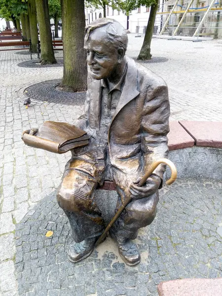 Plock, Polonya - 6 Ağustos 2018: Eski kasabada bronz heykeller