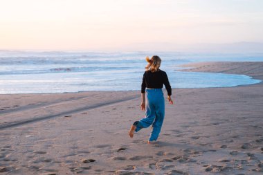 Kadınların arkasından güzel bir fotoğraf. Portekiz 'de okyanusa yakın yürür..