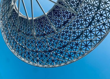 Gökyüzünde modern metal şehir dekorasyonuna sahip soyut fütüristik arka plan, Dubai Bluewater adası