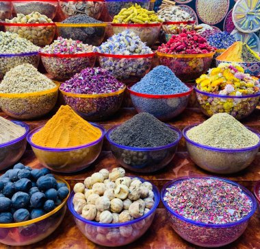 Kuru baharatlar, otlar ve egzotik malzemelerle Arap Asyalı dükkânı, renkli arka plan, turistik sovenir mekanı, Dubai, BAE 'deki eski çarşı pazarı.
