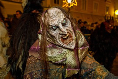 KLAGENFURT, AUSTRIA - NOVEMBER 19. 2022: Bilinmeyen adam Klagenfurt, Avusturya 'daki geleneksel 