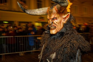 KLAGENFURT, AUSTRIA - NOVEMBER 19. 2022: Bilinmeyen adam Klagenfurt, Avusturya 'daki geleneksel 