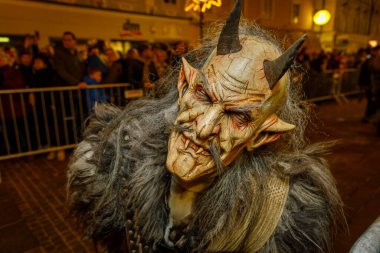 KLAGENFURT, AUSTRIA - NOVEMBER 19. 2022: Bilinmeyen adam Klagenfurt, Avusturya 'daki geleneksel 