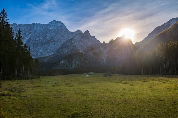 背景にはマンガート山とラギ フシニによる牧草地 — ストック写真