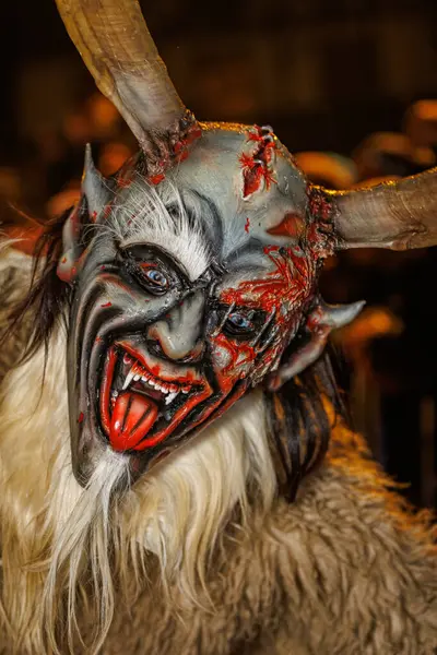 Podkoren Eslovenija Noviembre 2023 Hombre Identificado Lleva Máscara Krampus Diablo Imágenes de stock libres de derechos