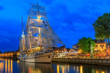 KLAIPEDA, LITHUANIA - 12 Temmuz 2025: Meridian gemisi bir yaz akşamı Danes Nehri 'ne kenetlendi