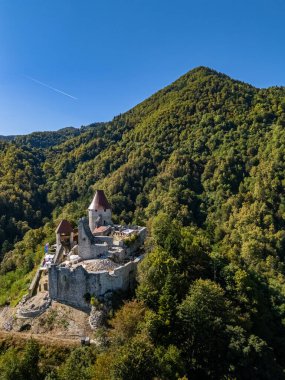 Zovneski grad grofov Celjskih açık bir gökyüzünün altındaki ormanlık tepelerin arasında duruyor. Bu ortaçağ Slovenya kalesi bir zamanlar Veronika Deseniska 'nın eviydi.