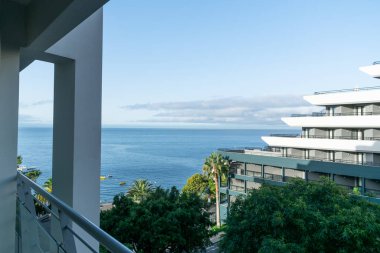 Madeira Oteli Okyanus manzaralı yaz tatili mavi gökyüzü turizm kıyı şeridi balkon manzaralı.