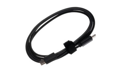 Siyah USB kablosu beyaz arkaplanda tıkaçlar tip A ve tip C ile. Yüksek kalite fotoğraf